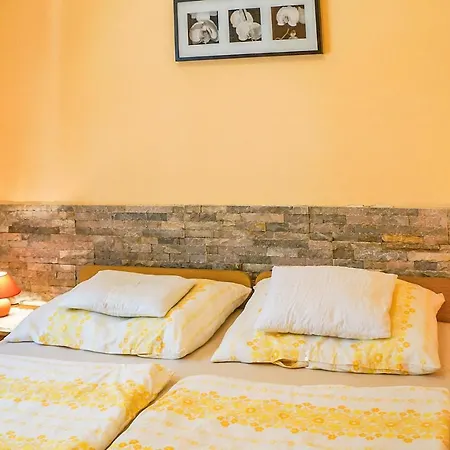 Beautiful In W/ 2 Bedrooms Apartment *
