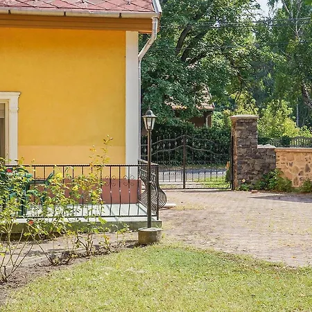 Apartment Beautiful In W/ 2 Bedrooms