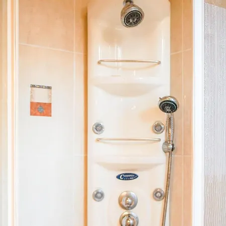Beautiful In W/ 2 Bedrooms Apartment *